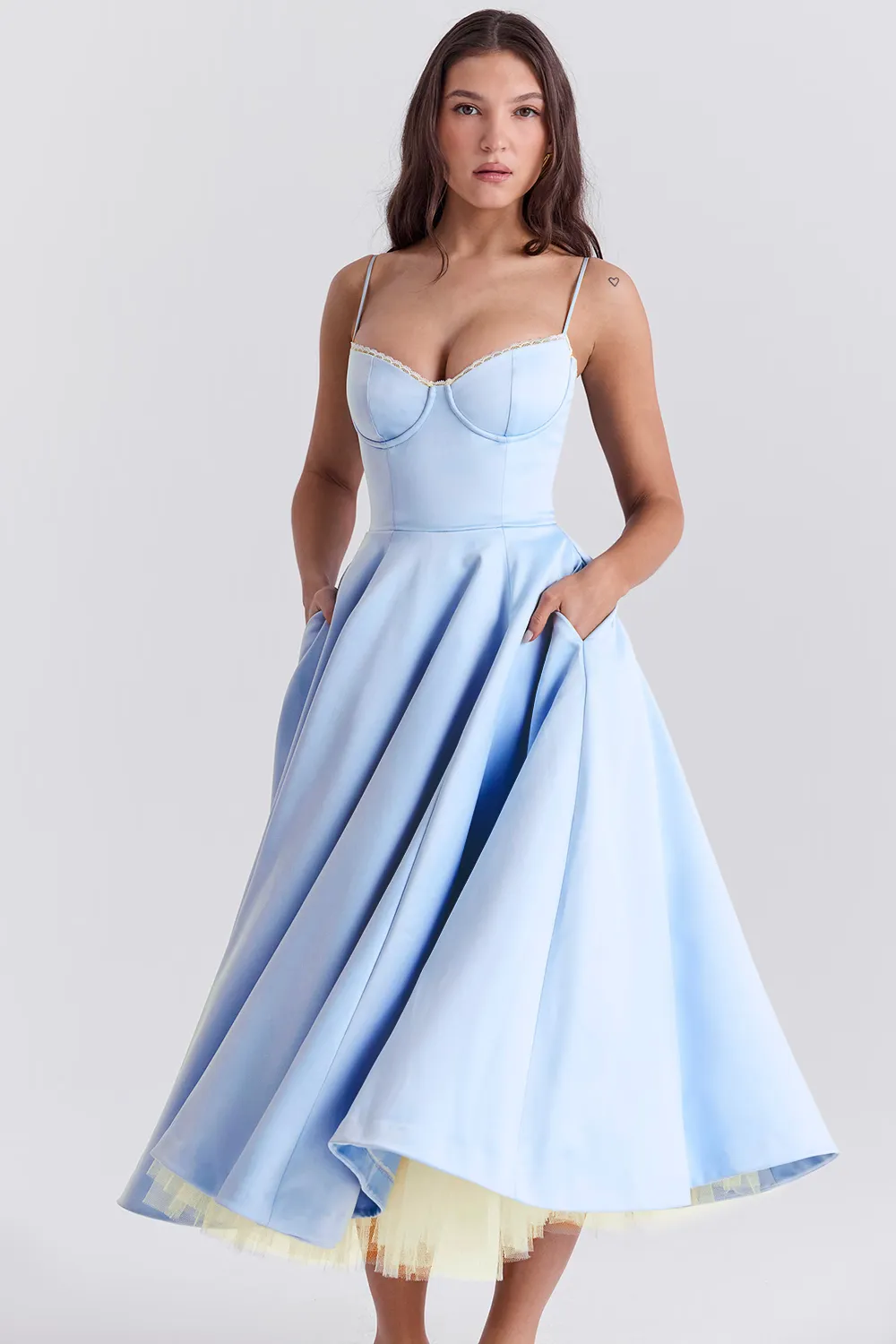 Jennifer | Wunderschönes tailliertes Midikleid